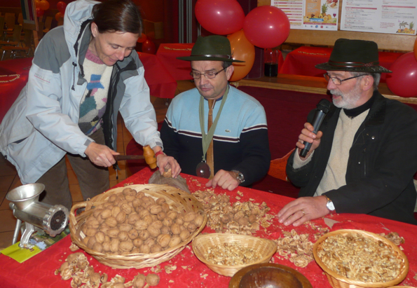 fête 16 On apprend à casser les noix: c'est la mondée.