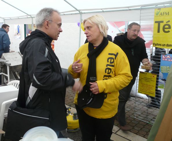 pénos 2 Michel Penos en pleine discussion avec Danielle Lefevre présidente de l'association des artisans et commerçants de Tullins