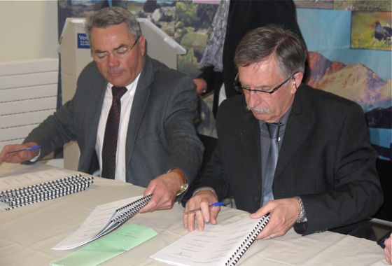 Pierre Buisson et Gabriel Tatin, maire d'Autrans signent le 2ème contrat de rivière Vercors eau pure. L'eau est un élément majeur sur le Vercors mais très fragile...