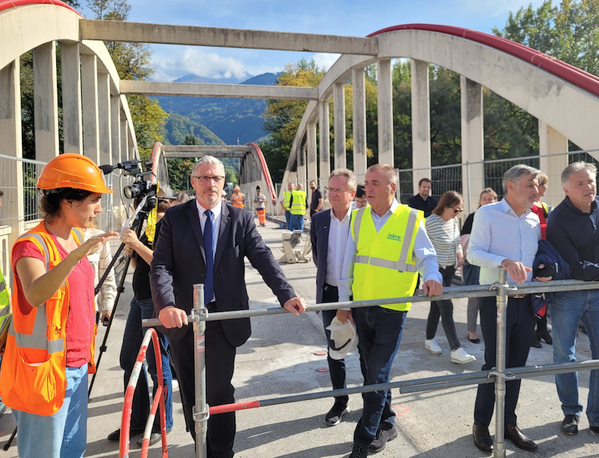 LES TRAVAUX POUR OUVRIR LE PONT DE BRIGNOUD AUX VÉHICULES LÉGERS ONT COMMENCÉ